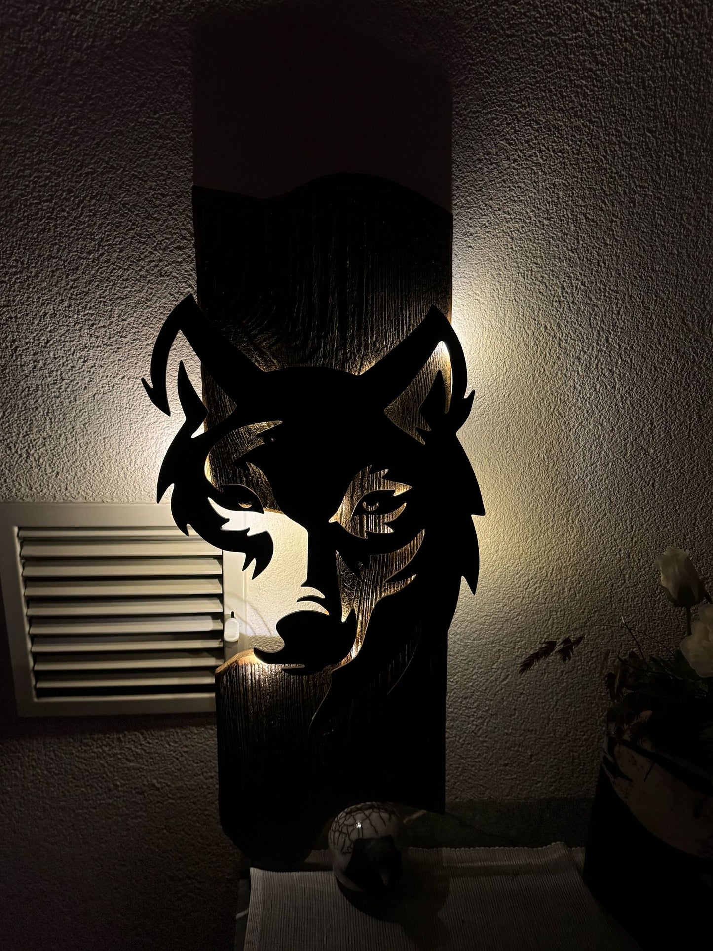 LED-Holztafel „Wolf“ – Mystische Wanddeko