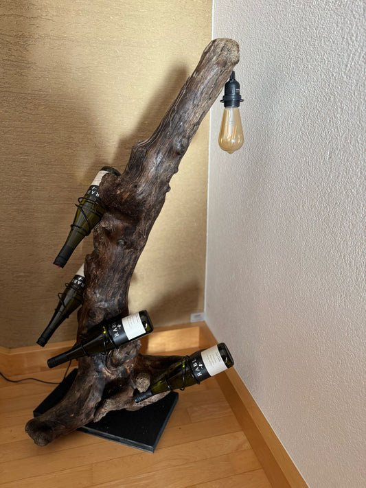 Einzigartiger Weinflaschenhalter aus Schwemmholz mit Vintage-Lampe